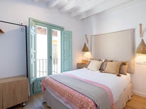 4 bedrooms, iron/ironing board, free WiFi, bed sheets