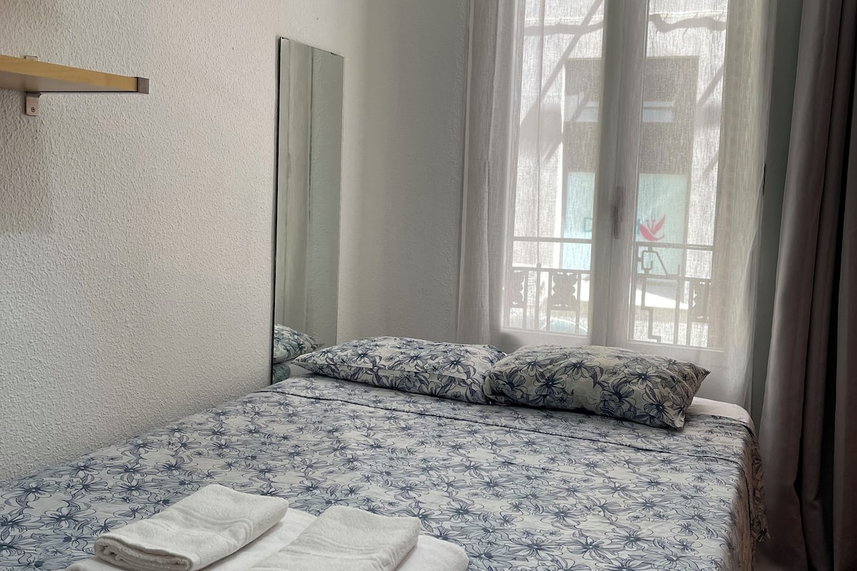 Habitación básica doble | Escritorio, espacio para trabajar con laptop y wifi gratis