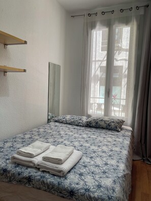 مكتب ومساحة عمل للكمبيوتر المحمول وواي فاي مجانًا