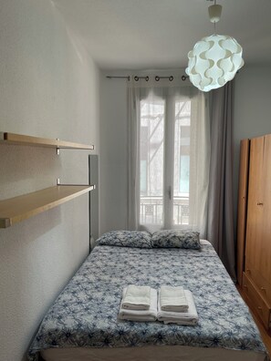 Basic Double Room | Desk, laptop workspace, free WiFi - Flor Baja Hostal (Madrid)