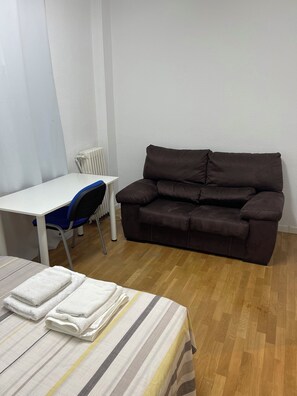 مكتب ومساحة عمل للكمبيوتر المحمول وواي فاي مجانًا