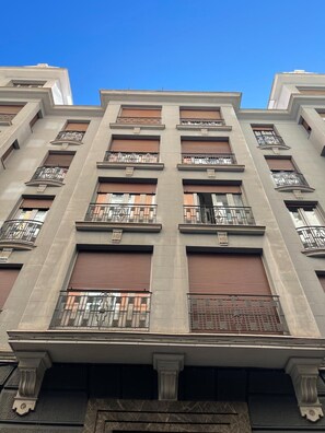 Front of property - Flor Baja Hostal (Madrid)