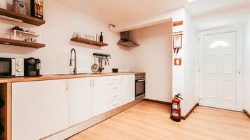 Een koelkast, een magnetron, een koffiezetapparaat/waterkoker