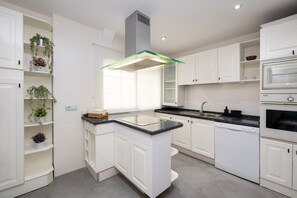 Kühlschrank, Mikrowelle, Ofen, Geschirrspüler