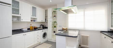 KĂŒhlschrank, Mikrowelle, Ofen, GeschirrspĂŒler