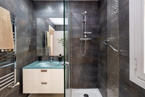 Shower, hair dryer, towels - ChezmoiHomes Gran Via 26 (Granada)