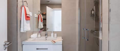 Shower, hair dryer, towels