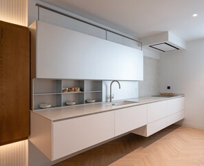 Réfrigérateur, micro-ondes, four, lave-vaisselle