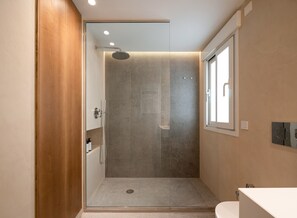 Shower, towels - Carrera de la Virgen Boutique Apartments II (Granada)