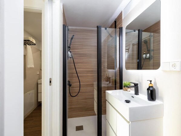 Douche, sèche-cheveux, serviettes fournies, savon