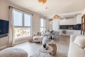 Unclassified image, 3 of 31, button