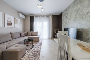 Apartemen Junior, balkon, pemandangan gunung | Area keluarga | TV layar datar