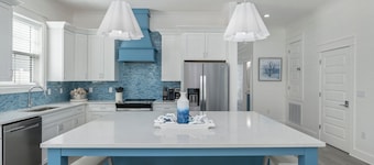 Seaspray: Pool! Sleeps 26! Beach access!