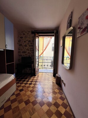 2 makuuhuonetta, silitysrauta/-lauta, ilmainen Wi-Fi, vuodevaatteet