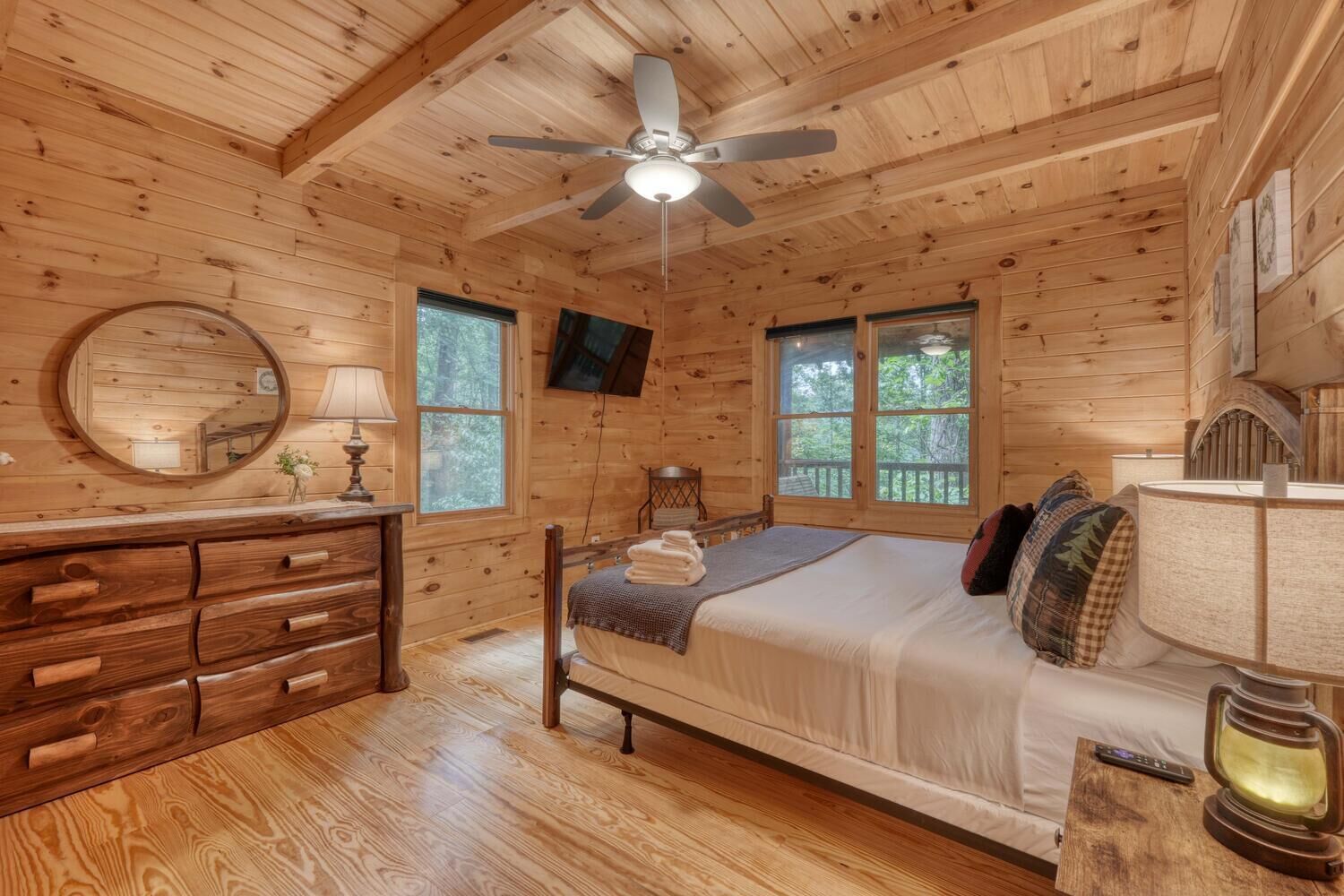 2 bedrooms, desk, iron/ironing board, WiFi