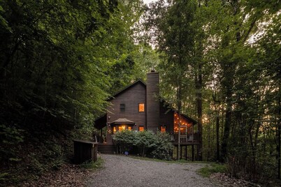 Cozy 2-bedroom cabin with WiFi, firepit, and more in Blairsville!