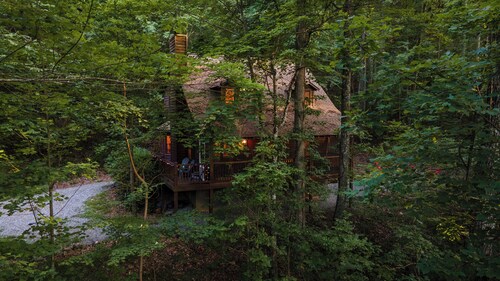 Cozy 2-bedroom cabin with WiFi, firepit, and more in Blairsville!