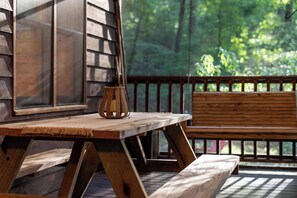 Outdoor dining - Cozy 2-bedroom cabin with WiFi, firepit, and more in Blairsville! (Blairsville)