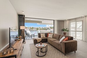 Smart TV - The Wharf 5D city apartment, overlooking Annabay, downtown Willemstad (Willemstad)