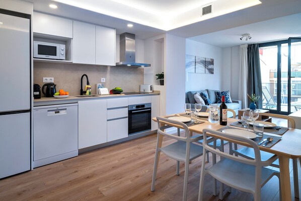 Fridge, microwave, oven, dishwasher - Habitat Apartments Teatre 11 (Barcelona)