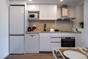 Refrigerador, microondas, horno y lavavajillas 