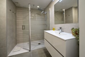 Dusche, Haartrockner, Handtücher