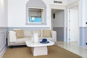 Living area - Stunning Renovated 2-Bedroom (Marbella)