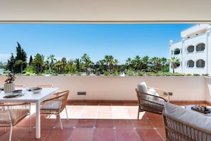 Outdoor dining - Stunning Renovated 2-Bedroom (Marbella)