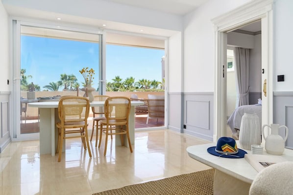 Dining - Stunning Renovated 2-Bedroom (Marbella)
