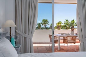 Room - Stunning Renovated 2-Bedroom (Marbella)