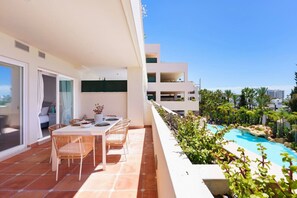 Outdoor dining - Stunning Renovated 2-Bedroom (Marbella)