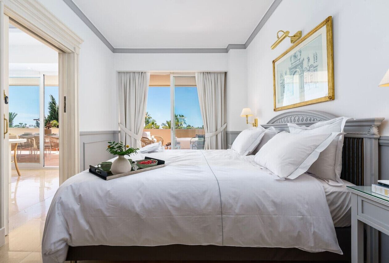 Tabla de planchar con plancha, wifi, ropa de cama