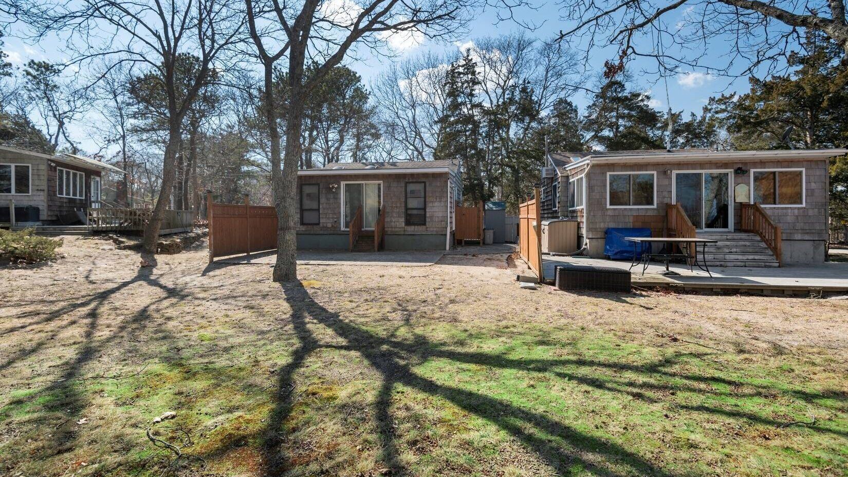 Cozy Hampton Bays Beach Cottage one Block from the Beach, Perfect for Couples