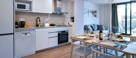 Kühlschrank, Mikrowelle, Ofen, Geschirrspüler