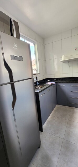 Fridge, microwave, oven, stovetop - Studio Rd500 (Angra dos Reis)