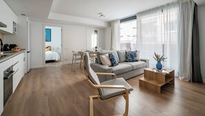 Un appartement moderne comprenant une cuisine, un coin repas et un salon.