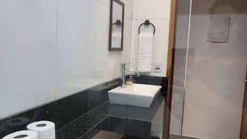 Haartrockner, Handtücher, Seife, Shampoo