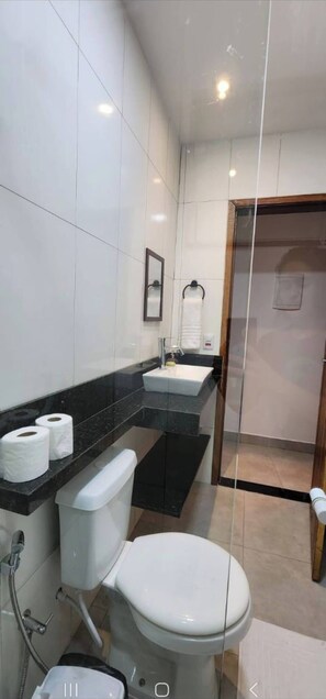 Haartrockner, Handtücher, Seife, Shampoo