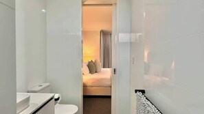 Ein Hotelzimmer mit einem Bett, einer Toilette und einem Waschbecken.