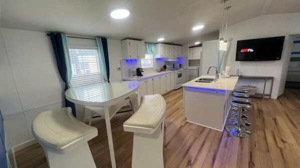 Micro-ondes, four, plaque de cuisson, lave-vaisselle