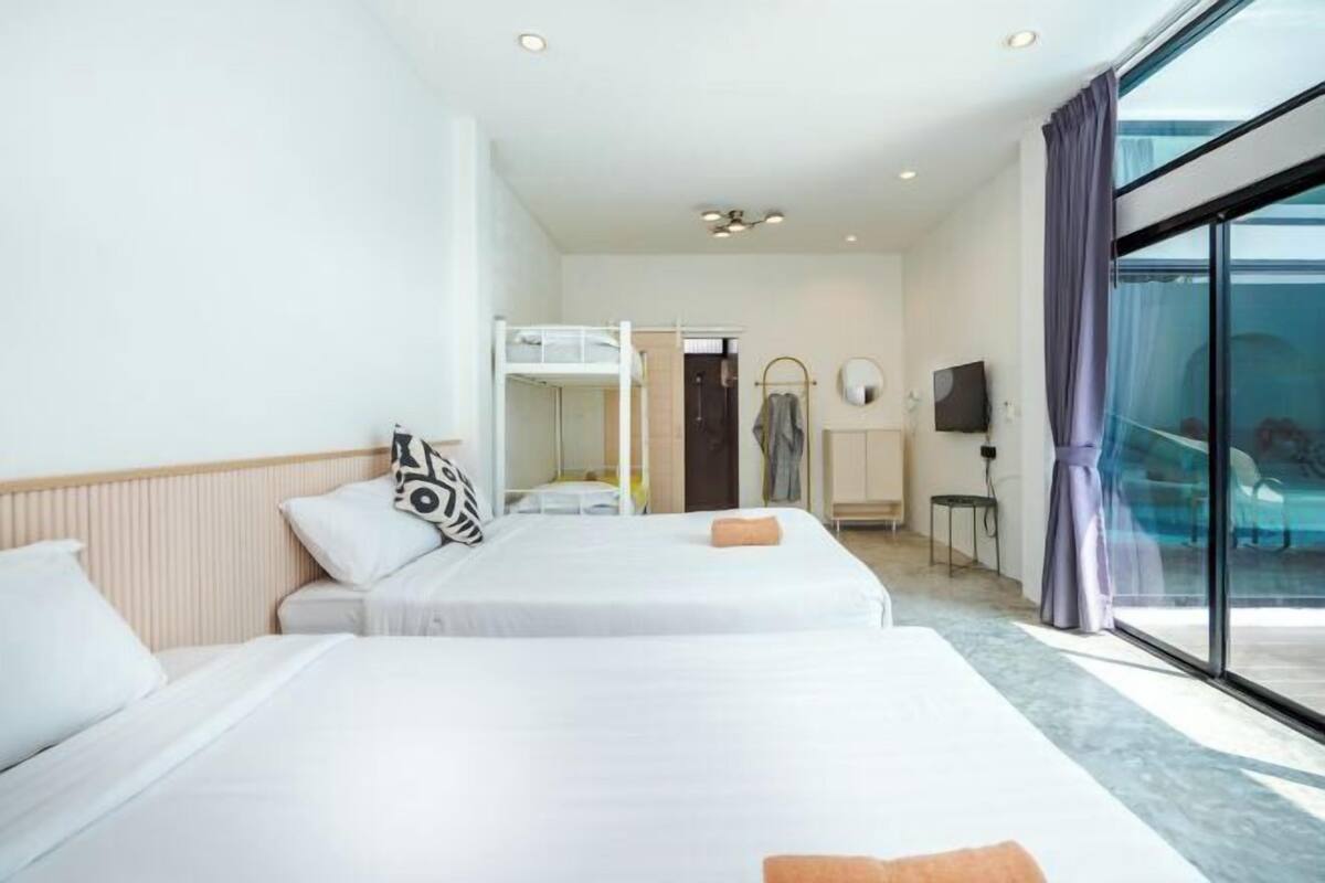 Masa, güneşlik/perde, ücretsiz kablosuz İnternet