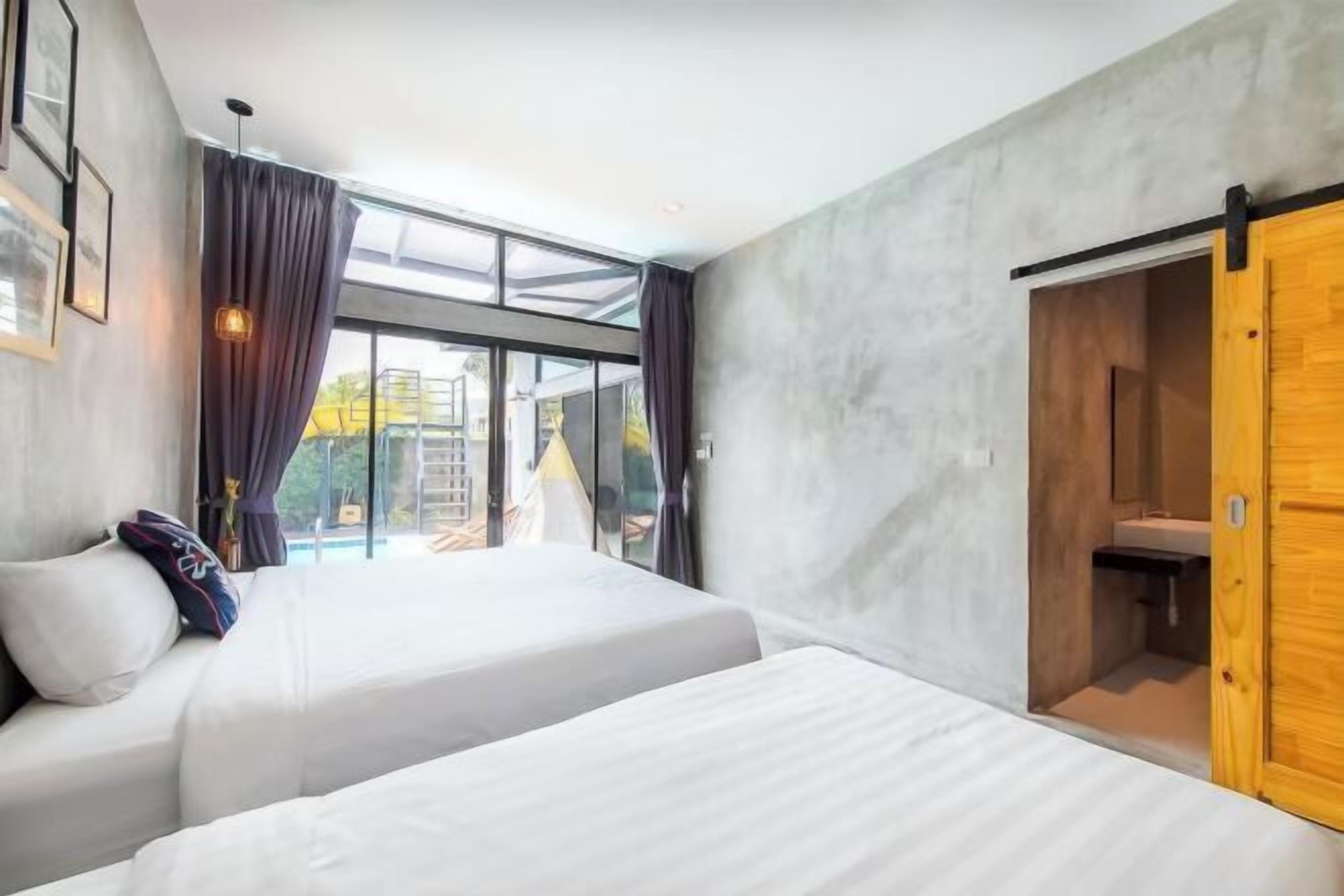 Desk, blackout drapes, free WiFi