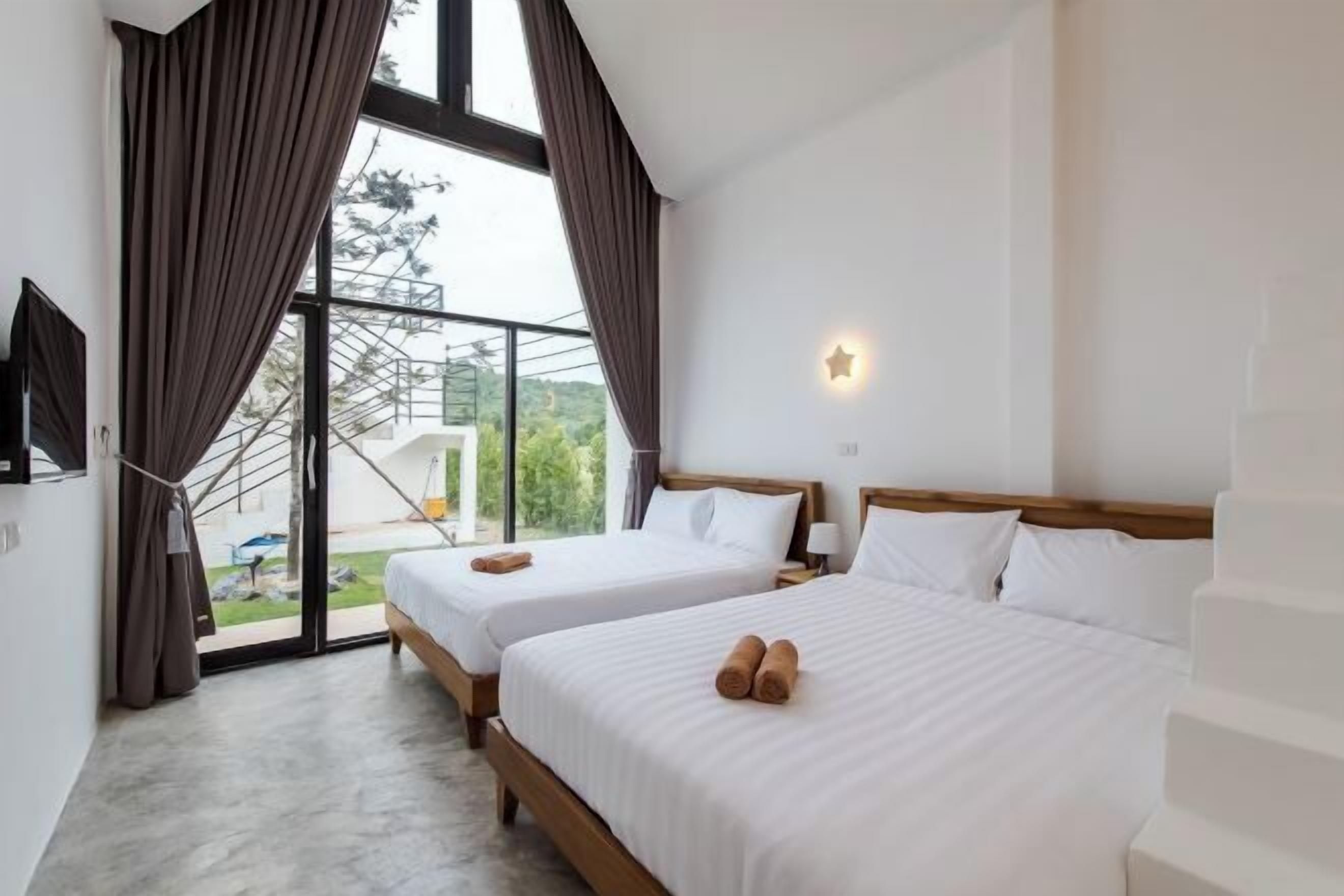 デスク、遮光カーテン、WiFi (無料)