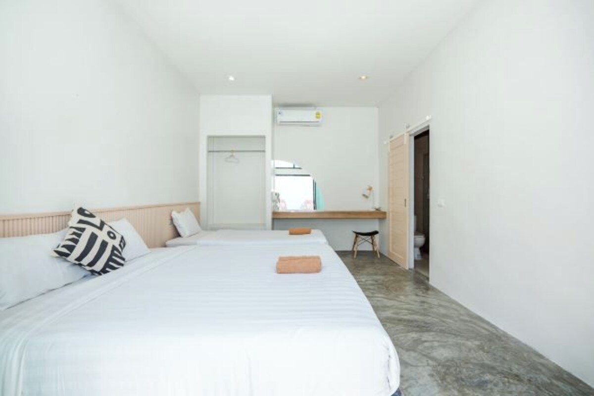 Un dormitorio con una cama grande, un escritorio y una silla.