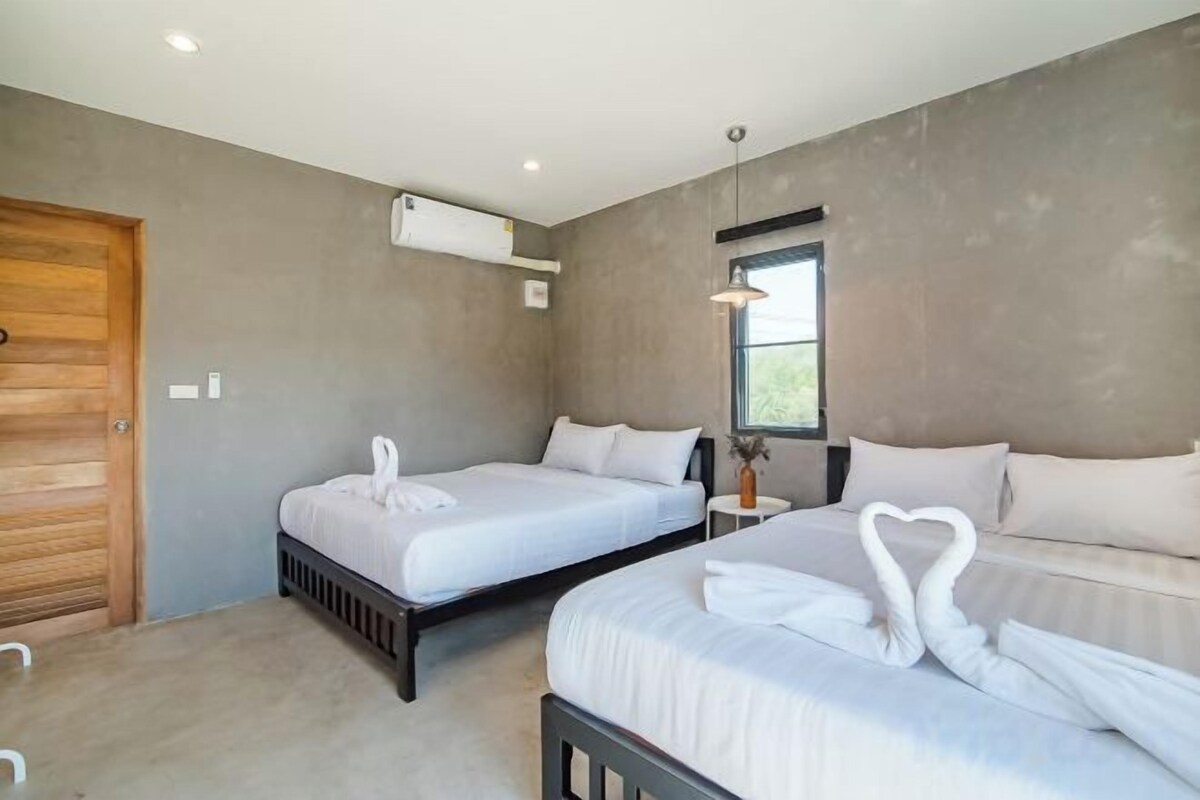 Escrivaninha, cortinas blackout, Wi-Fi de cortesia