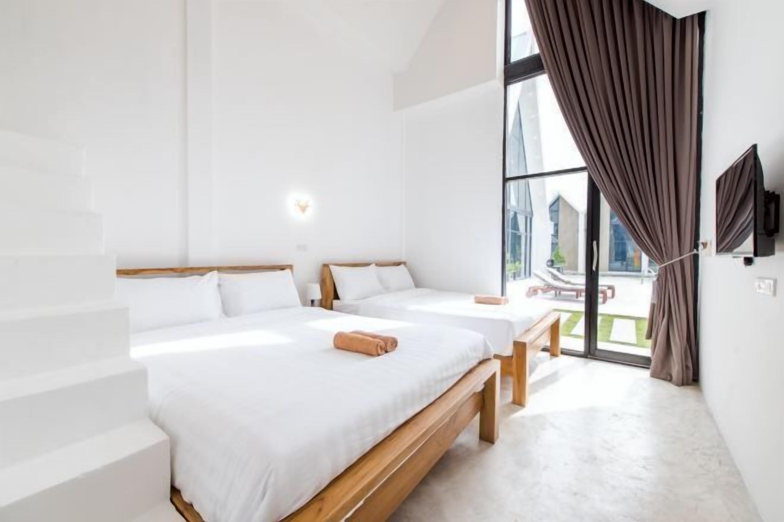 デスク、遮光カーテン、WiFi (無料)