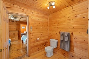 3 habitaciones, escritorio, tabla de planchar con plancha y wifi