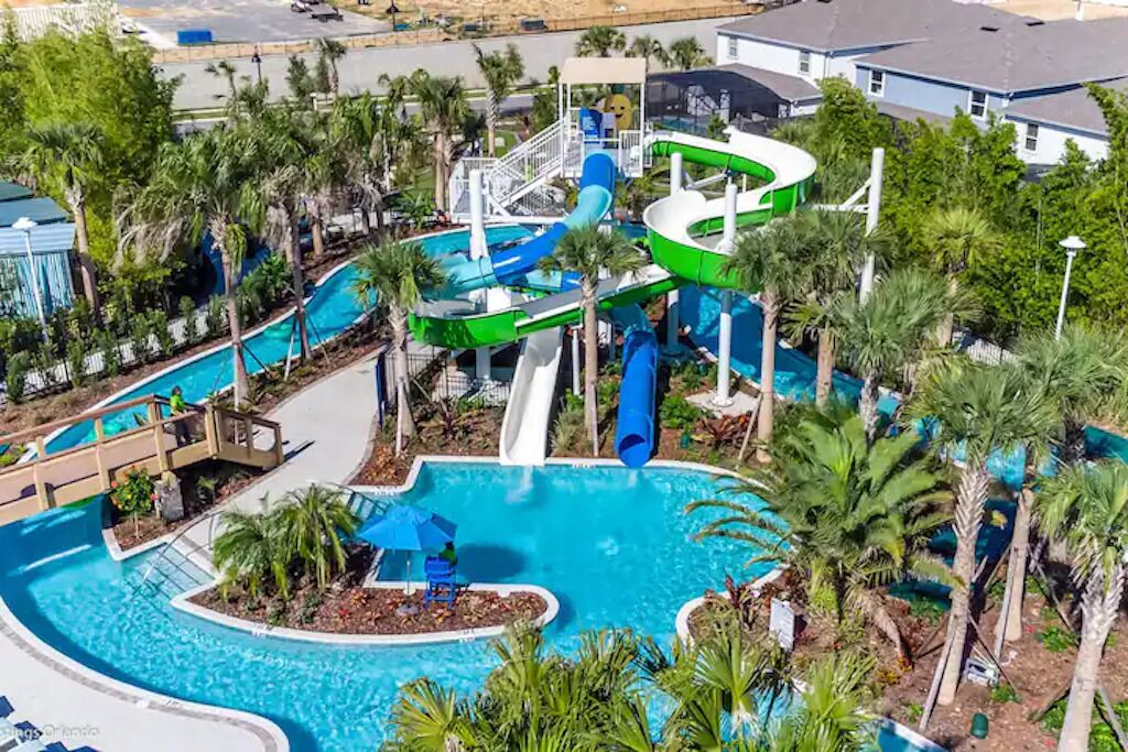 Piscina all&#x27;aperto, una piscina riscaldata