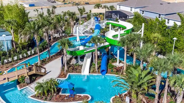 Parque acuático con toboganes y una piscina central.