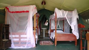 Chambre Deluxe, 2 lits jumeaux, vue sur le jardin | Espace de travail pour ordinateurs portables, fer et planche Ă repasser
